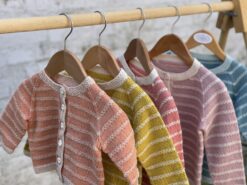 Alternative view of Kajas Cardigan — strikkekit, Økologisk Pimabomuld