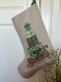 Grønne gaver – broderikit fra Pomp Stitch