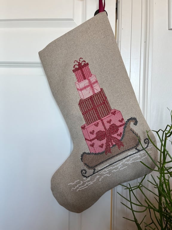 Røde gaver – broderikit fra Pomp Stitch