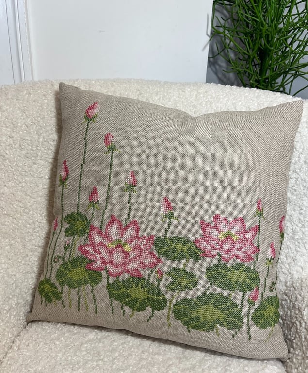 Pink Lotus – broderikit fra Pomp Stitch