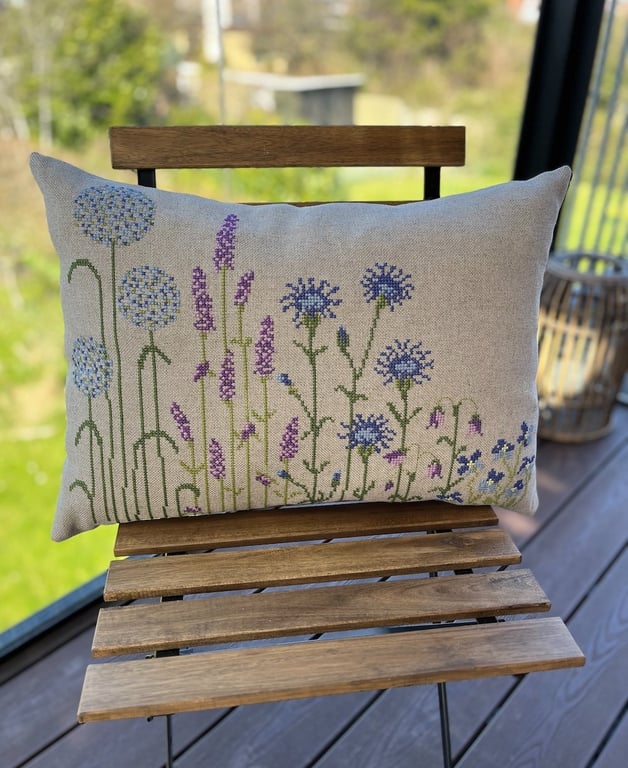 Blue Flowers – broderikit fra Pomp Stitch