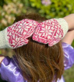 Alternative view of Nora Mittens Junior — strikkekit